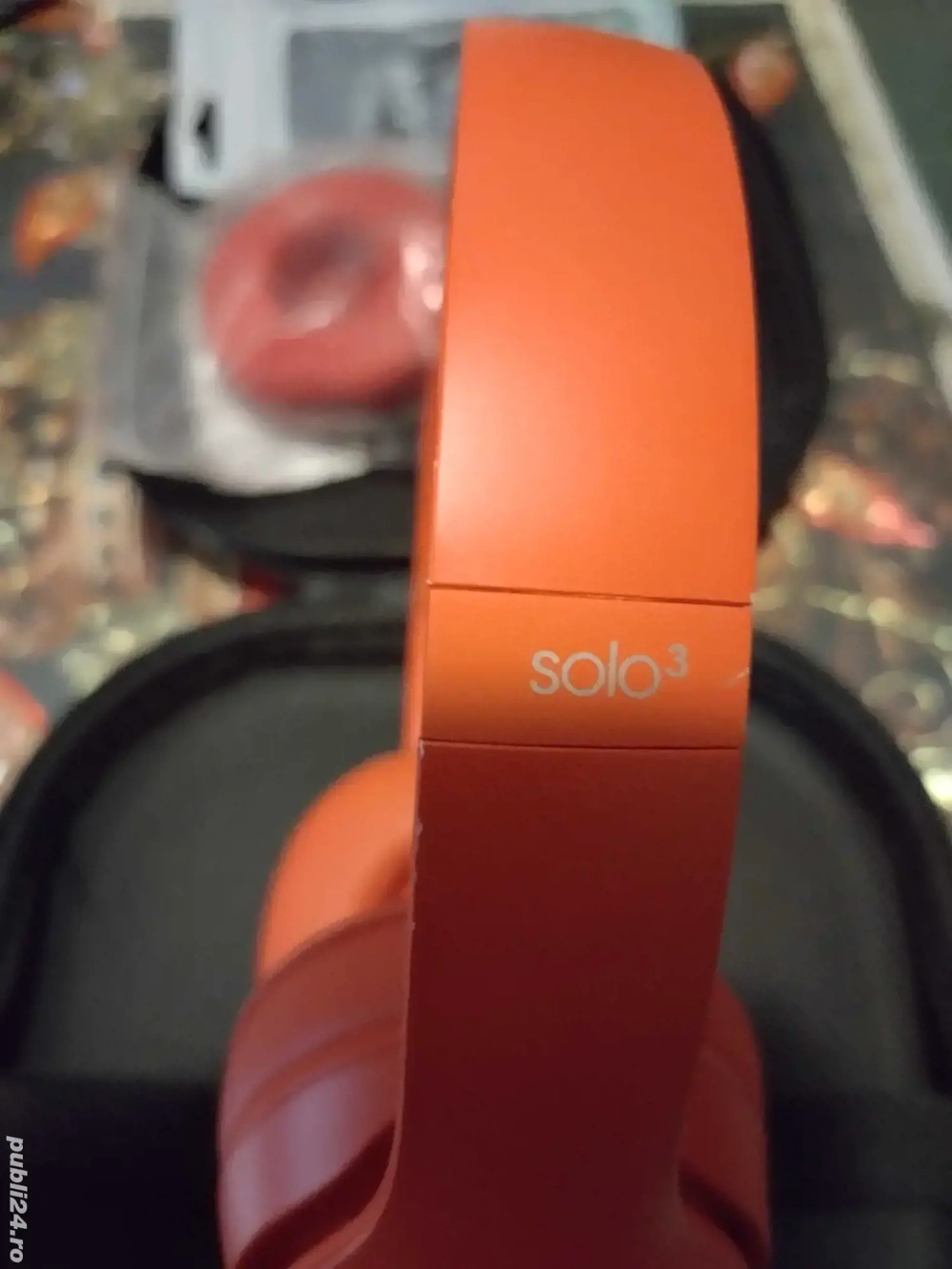 Căști Sollo 3 noi cu cablul usb, borsetă și bureți de schimb rosii ca și căștile.