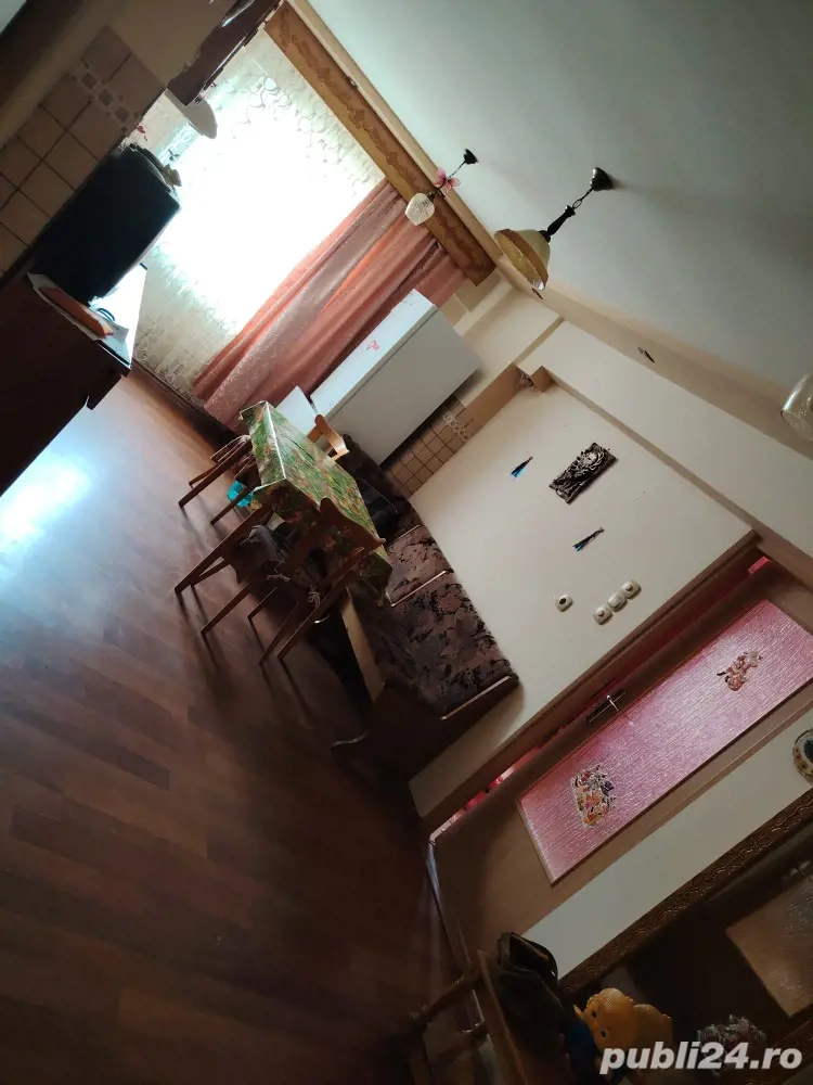 Vând apartament zona Brad