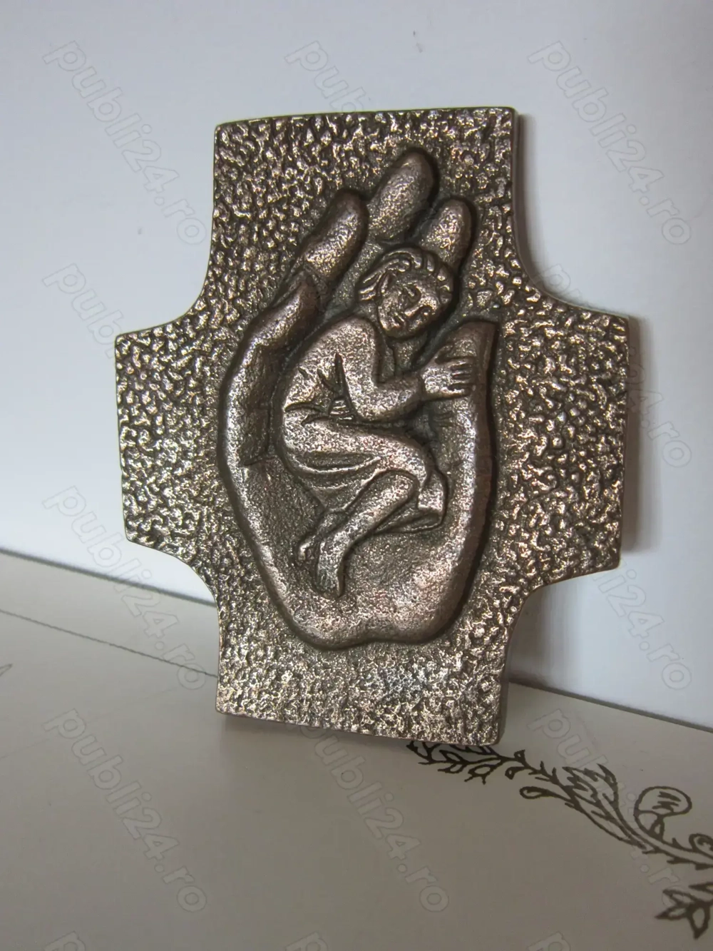  cadou rar Cruce bronz masiv "In mainile Lui" Germania 1970