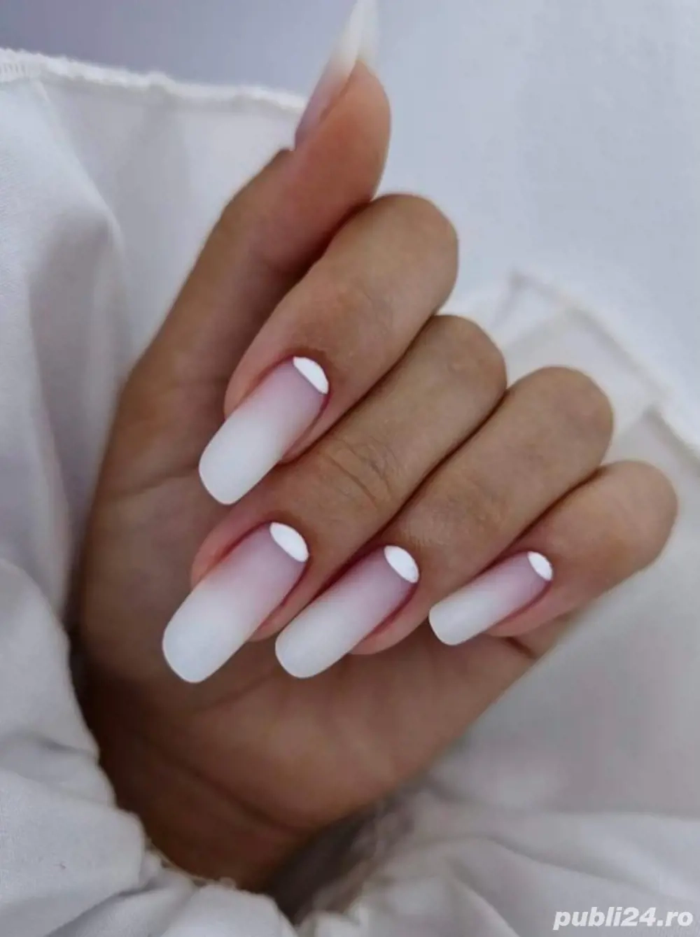 ofer servicii unghii cu gel