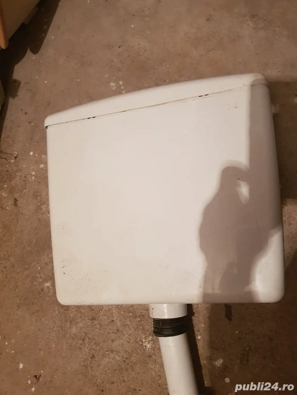 Vând bazin suspendat din plastic WC