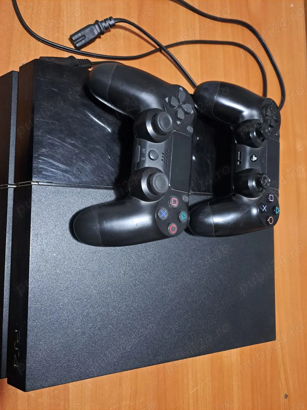Vând ps4 , merge foarte bine, 6 jocuri + gta 5, 2 controllere perfect funcționale 