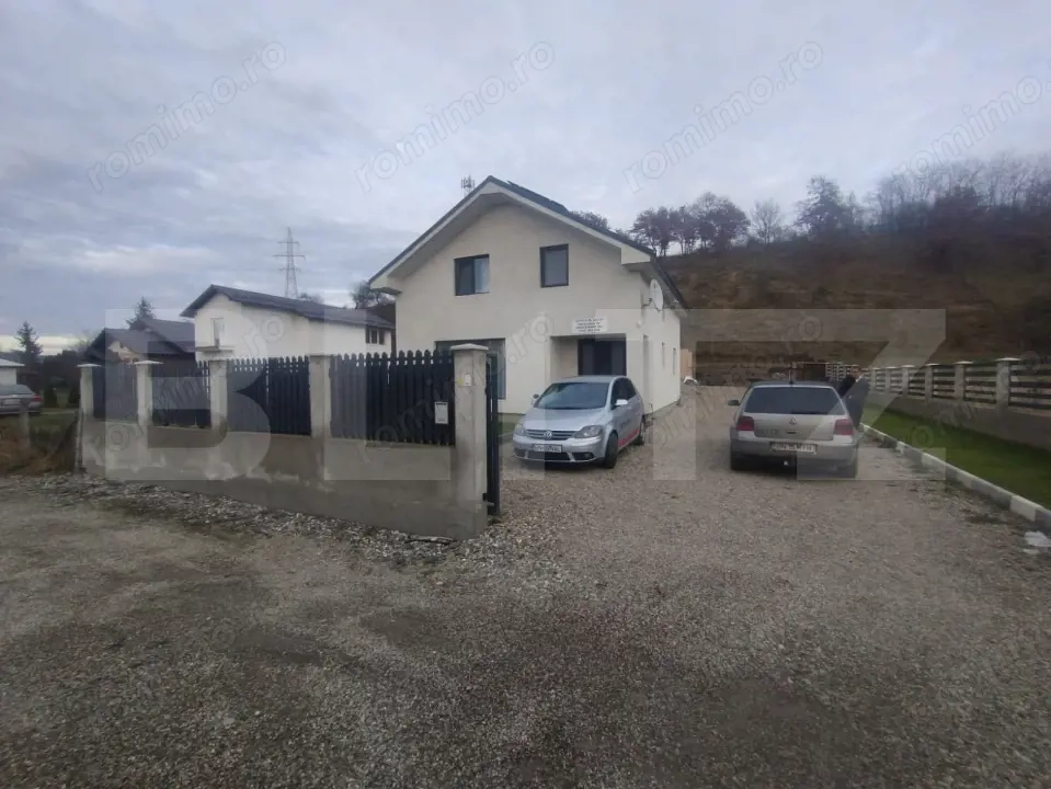 Casa pe 2 nivele cu 5 camere si 140 mp +teren 850 mp oras Beclean,zona Romfulda