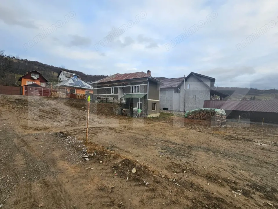 Casă cu 4 camere, demisol şi teren 300 mp, Mihoeşti, Câmpeni
