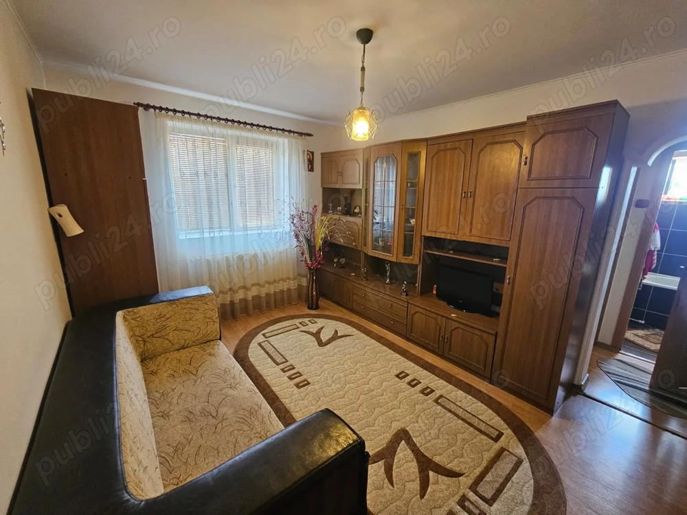 Apartament cu 3 camere de vânzare în Curtea de Argeș.