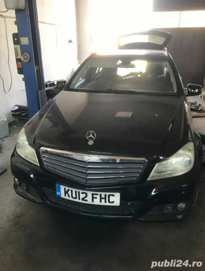 dezmembrez mercedes c220