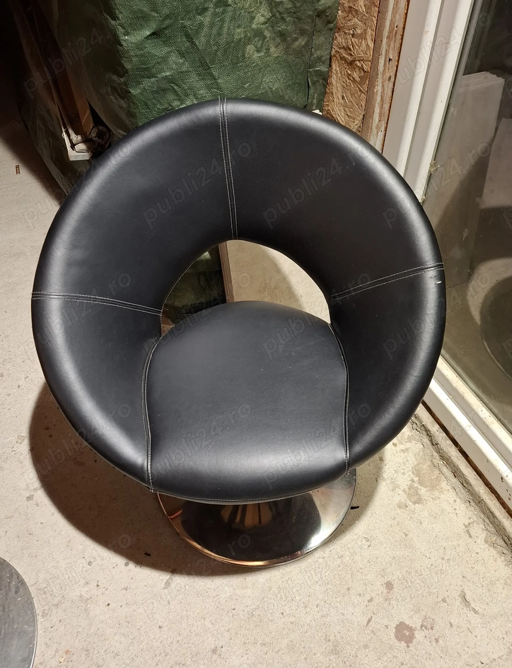 Scaune rotative din  piele ecologica cu picioare metalice pentru dining living.