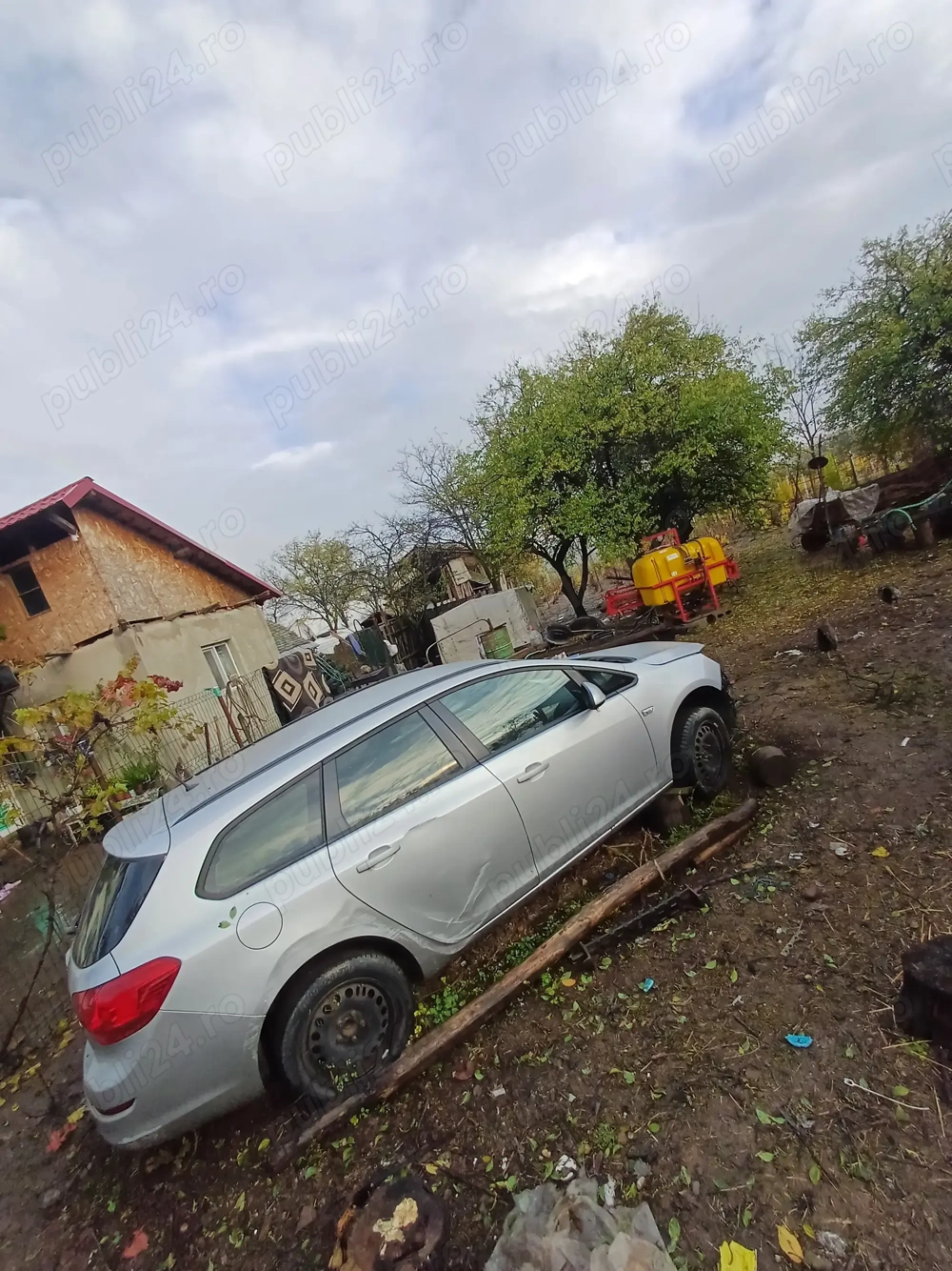 Dezmembrez opel astra j 2011