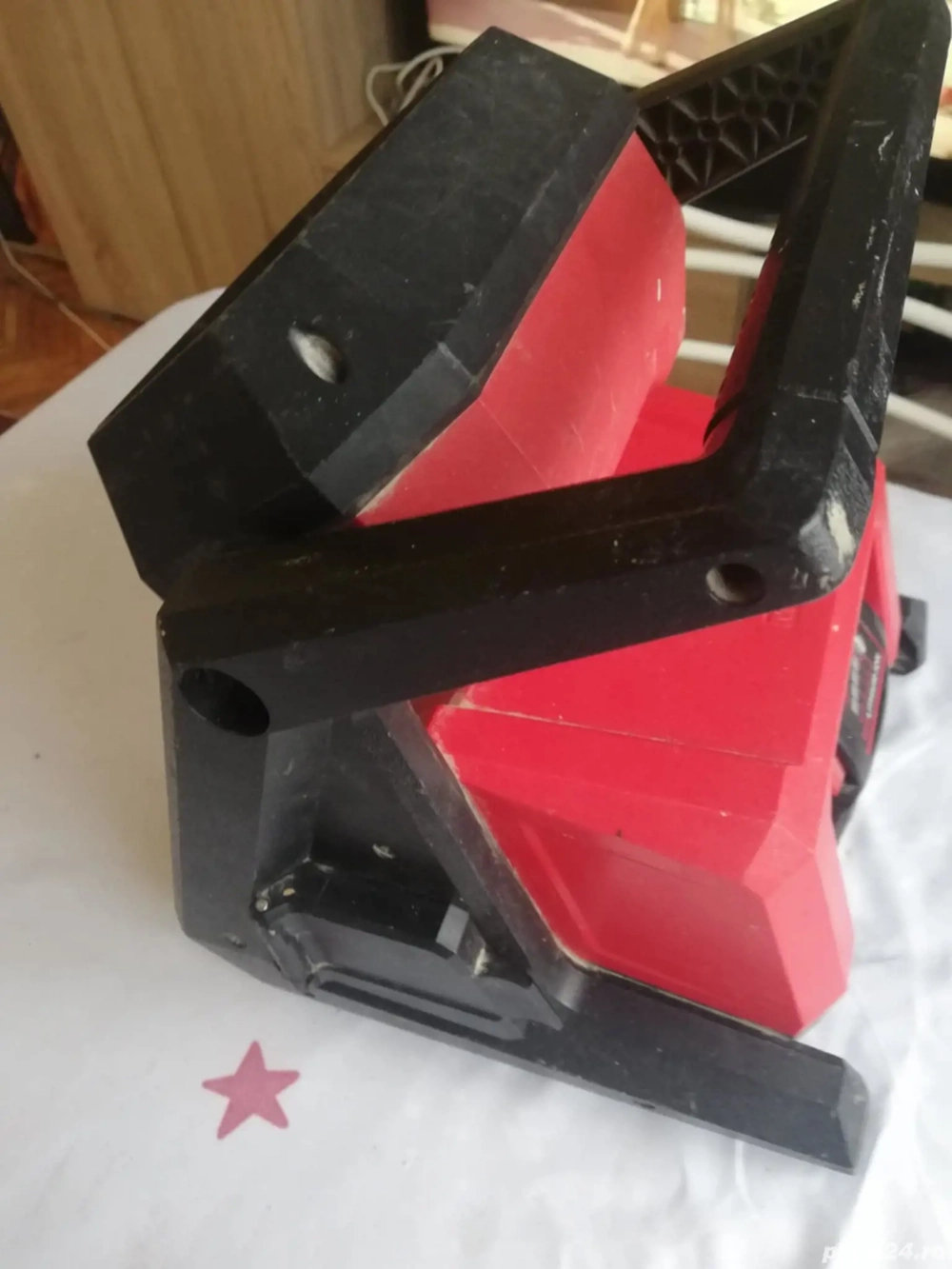 Proiector lumina pe acumulator și curent