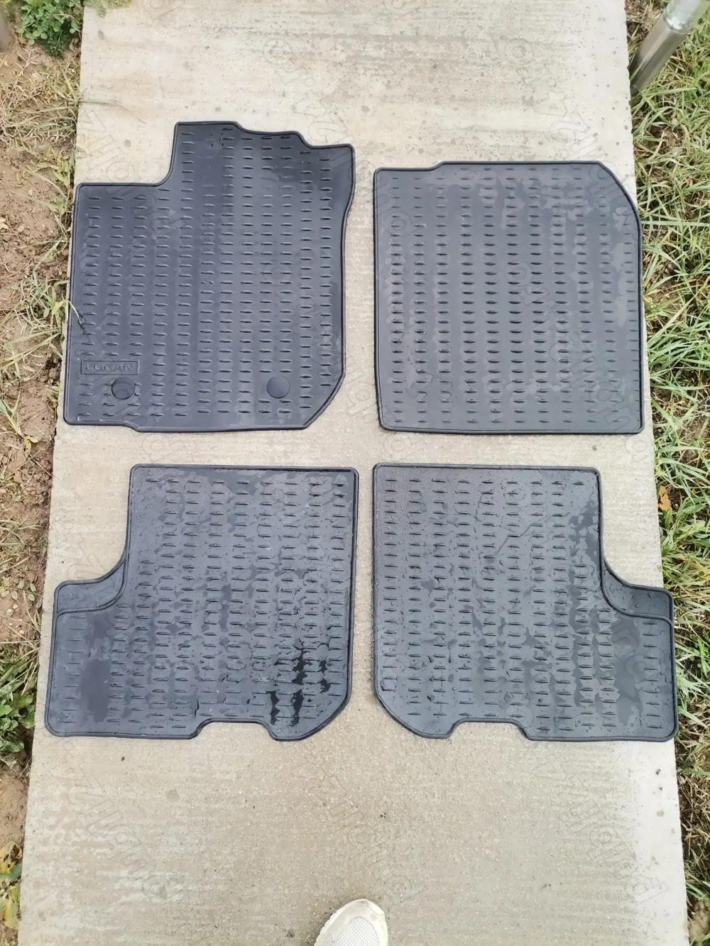 Vând covorașe interior Logan 