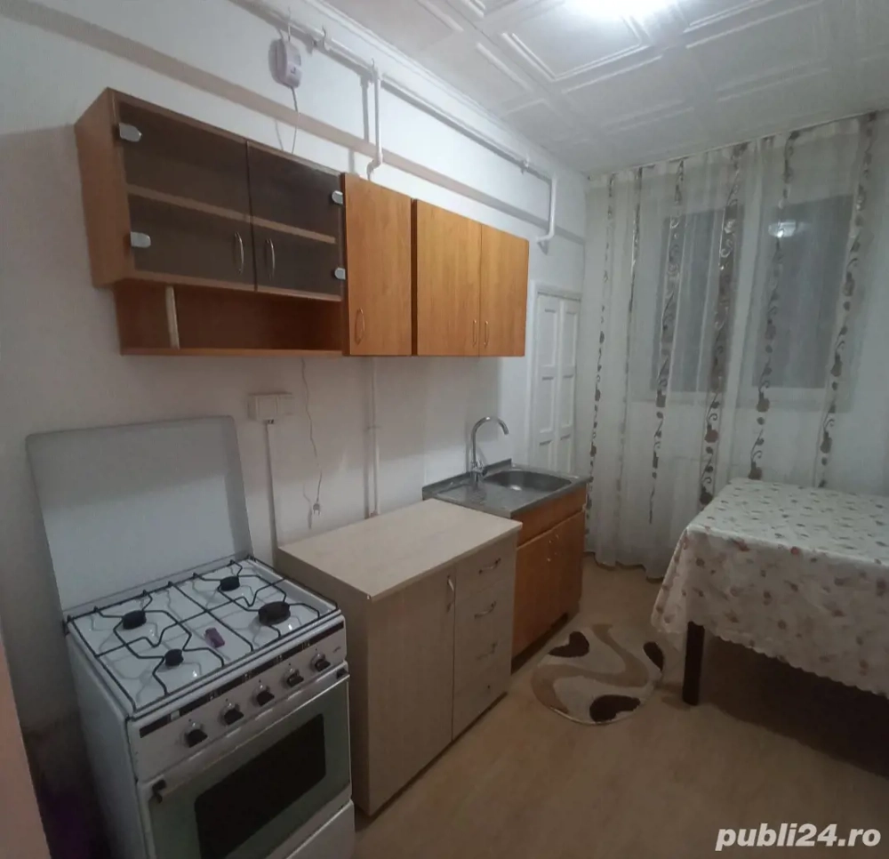 Vând apartament cu două camere+ boxă la subsol.
