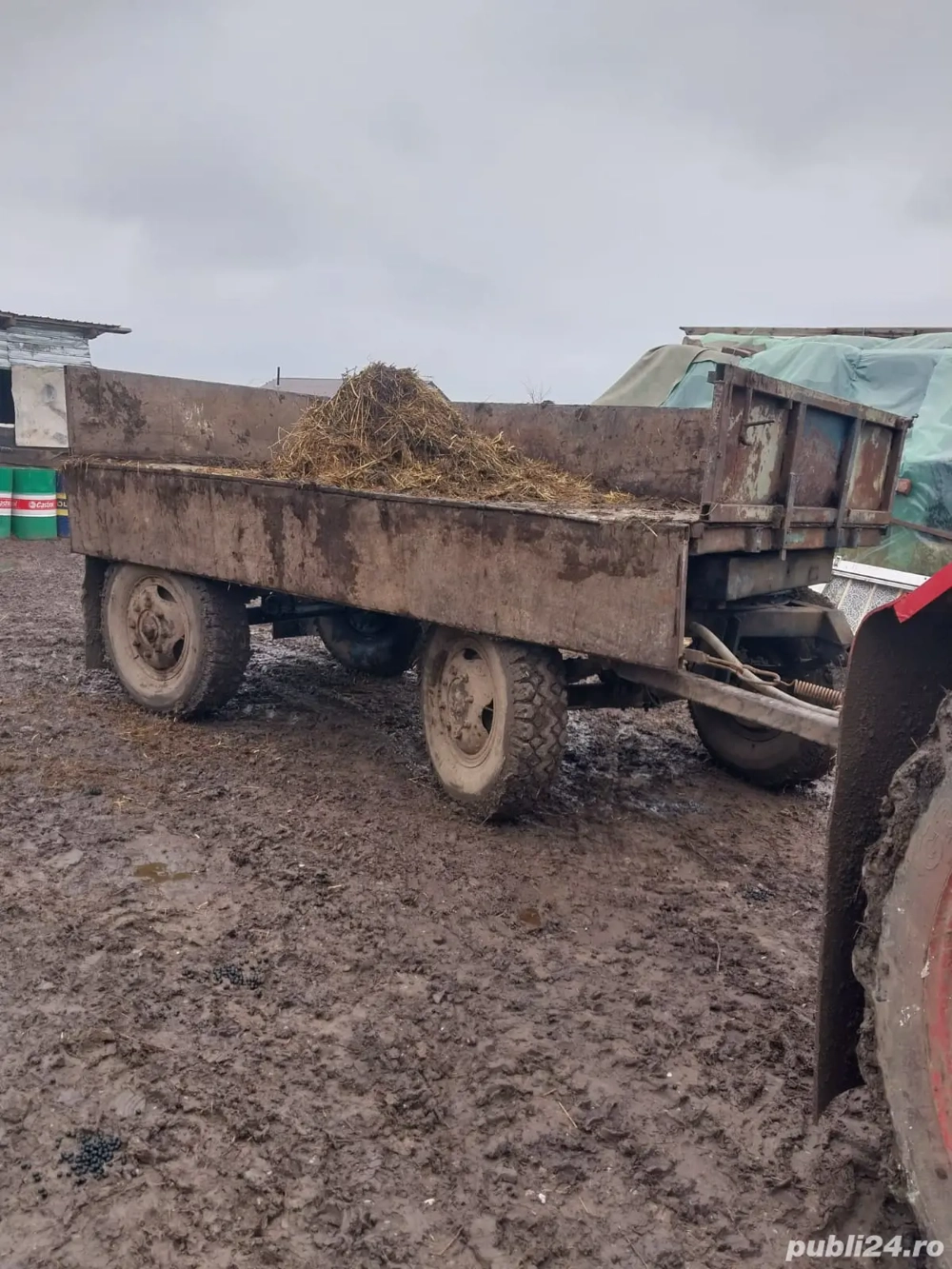 Vind tractor împreună cu remorca