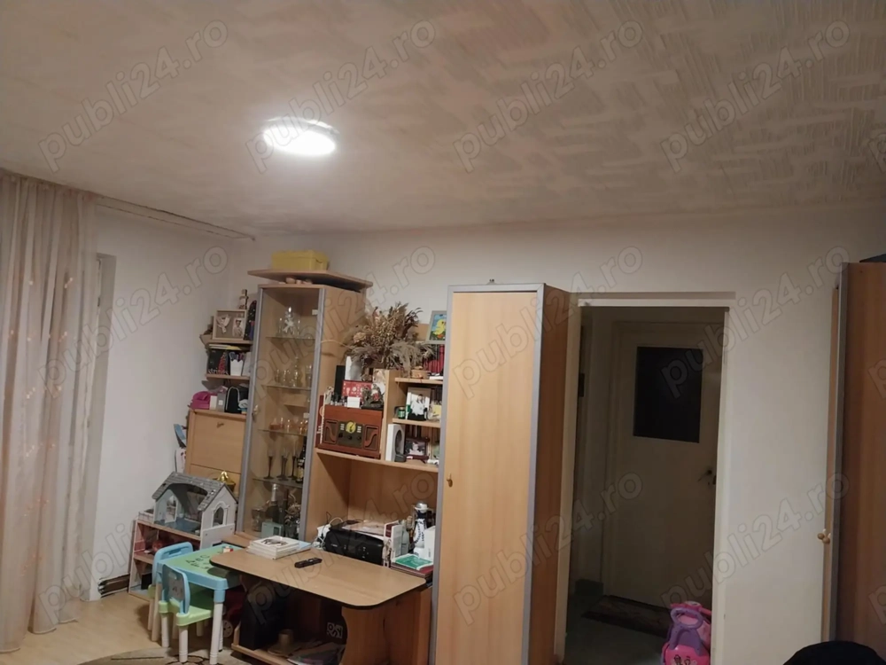 Vând apartament 3 camere semidecomandat   Cugir, Str. Rozelor nr. 6, Sc. B, Et. 4