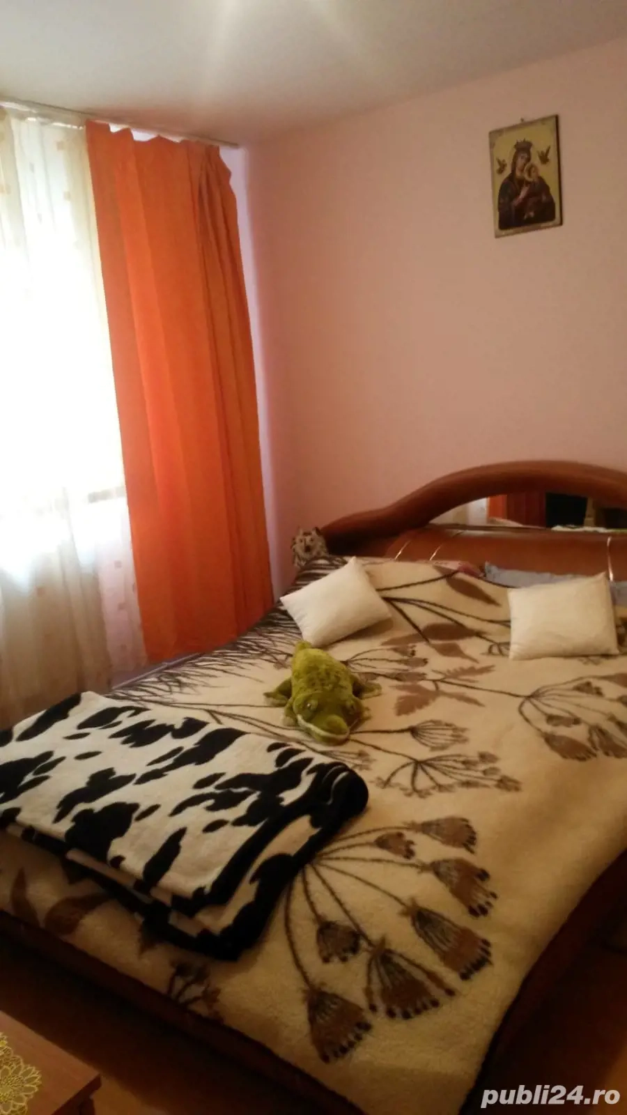 închiriez apartament 