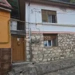 Resita, de vânzare casă, două corpuri, curte, zona centrală