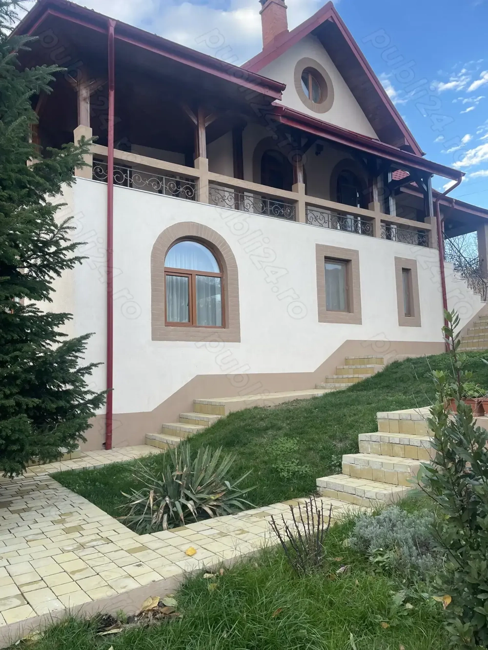 Vila situată în zona Bucium - Plopii fără Soț, 430 mp utili, 1000 mp. Teren