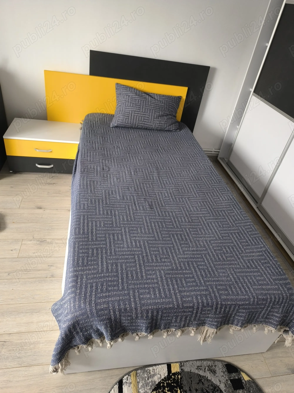 Vând 2  paturi tineret