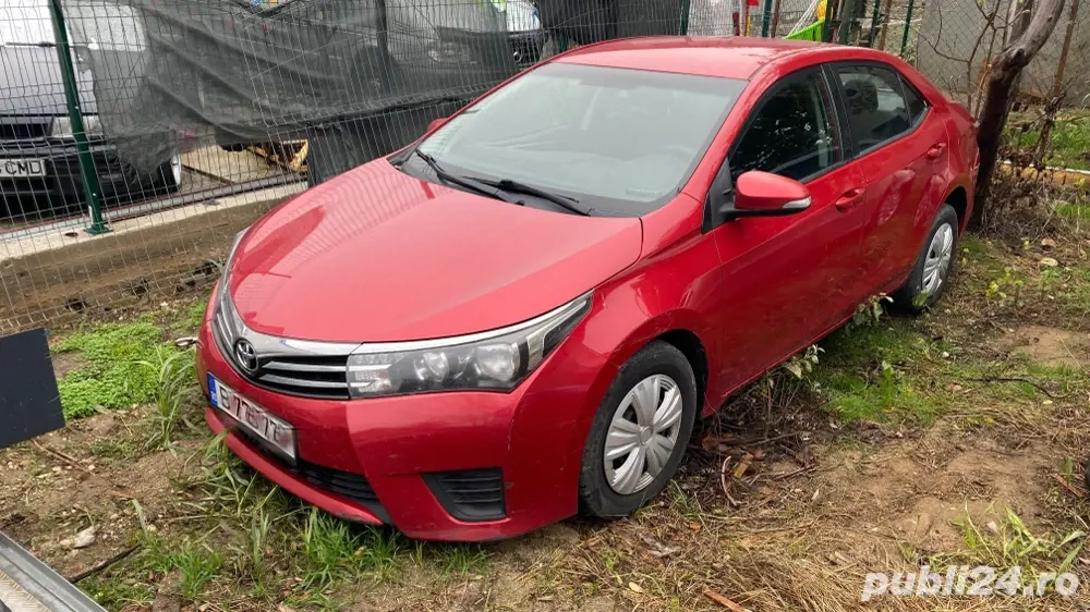 Vand Toyota Corolla 2015   1.3 Benzina (Motor Defect)   4200  Euro