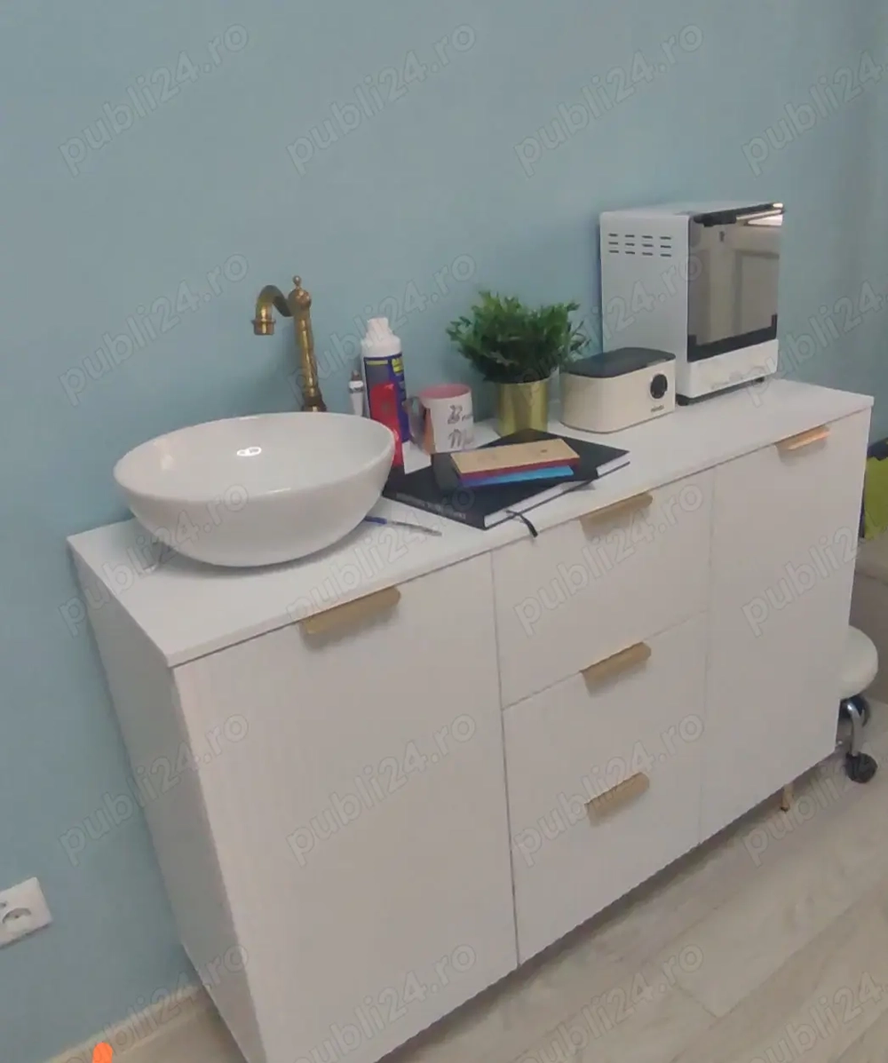 Închiriez post de manichiura in salon. 250e