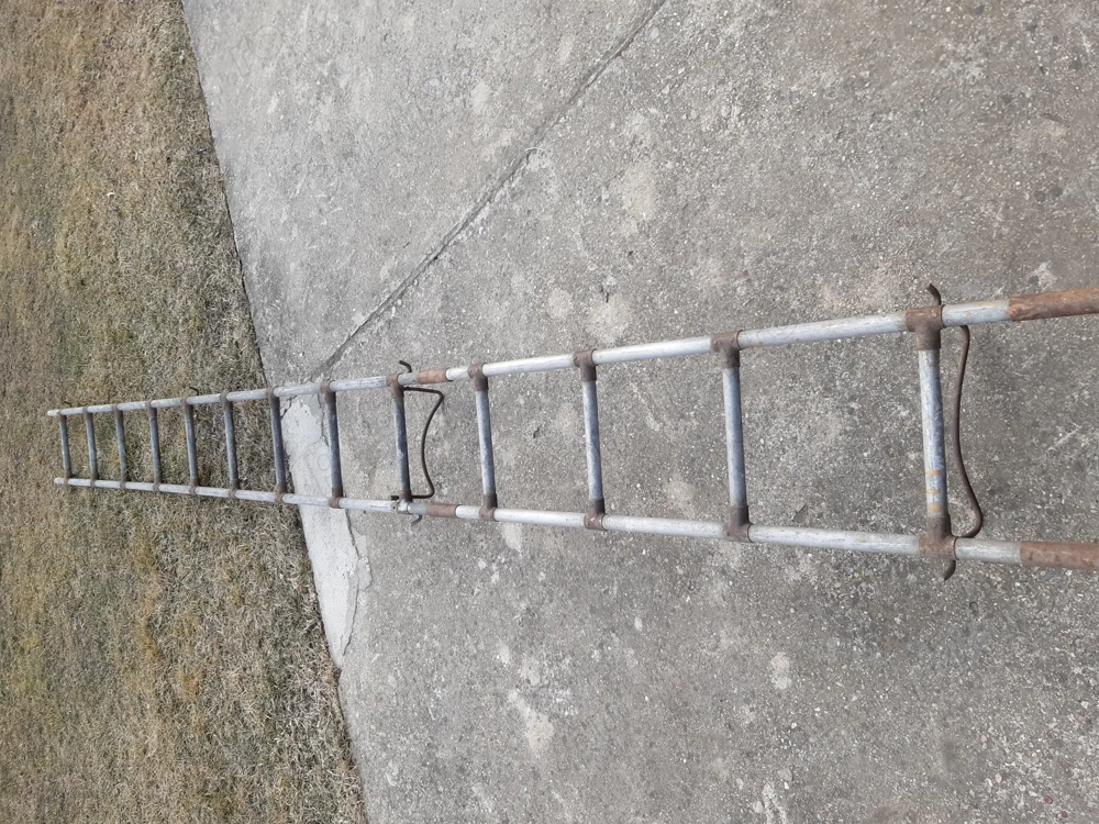 Vand la cel mai mic pret posibil scara de aluminiu.