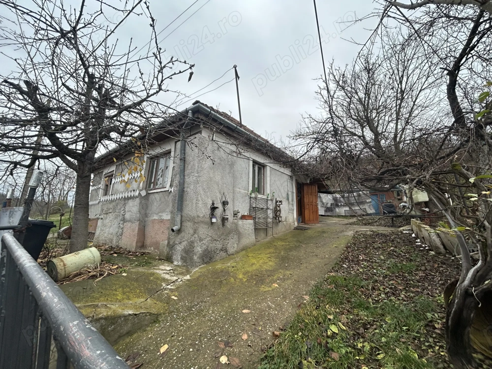 Vand casa batraneasca cu teren 2400 mp la 20 KM de CLUJ