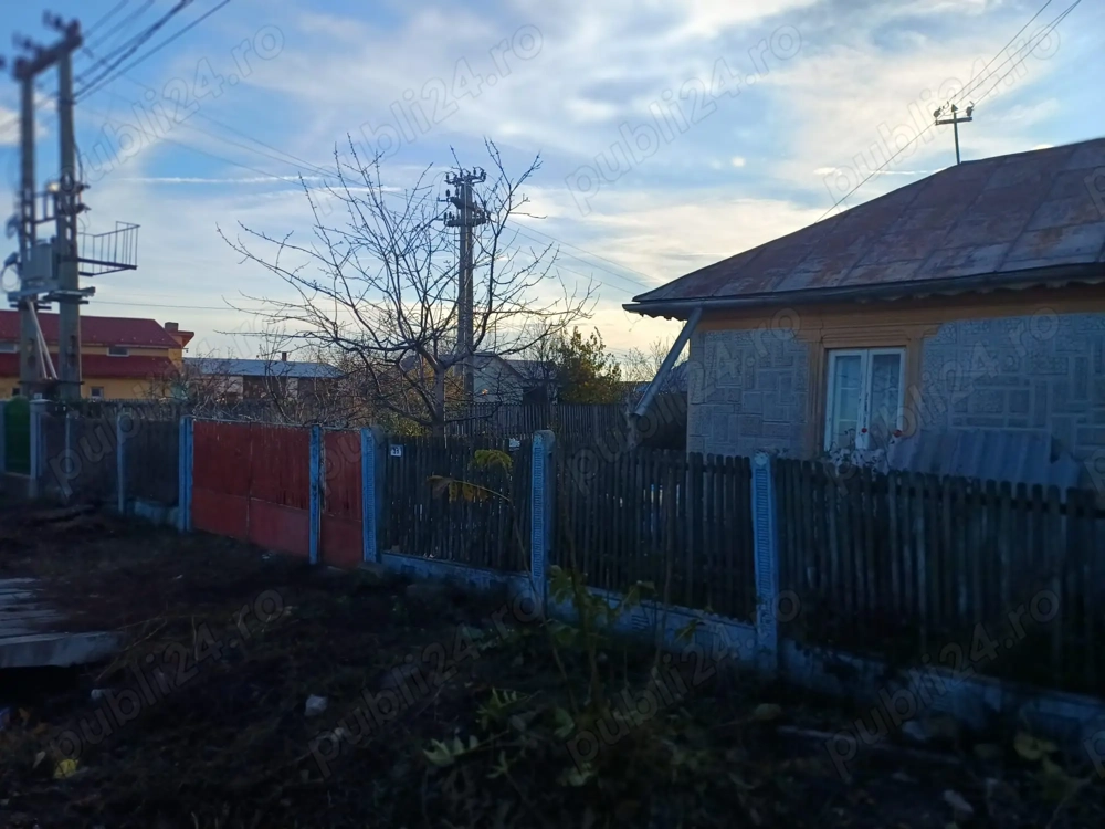Vând teren cu casa bătrânească 