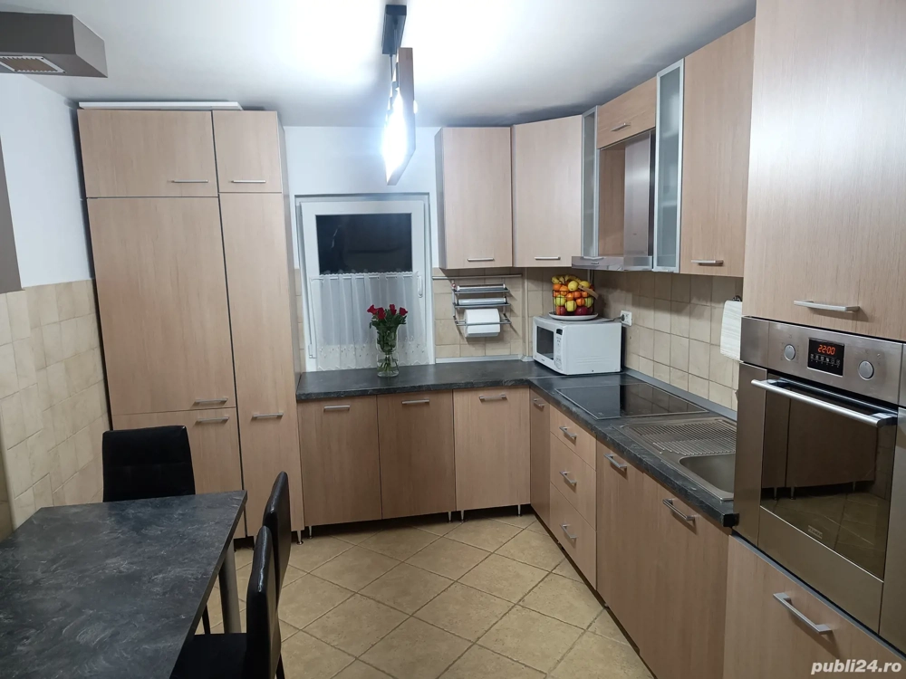 PROPRIETAR, vând apartament 4 camere, 2 bai, decomandat, etaj 1, în zona Lipovei. 