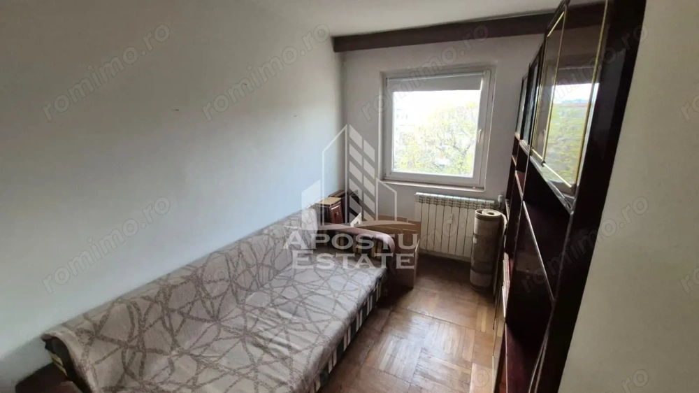 Apartament cu 3 camere, balcon, zona Sagului