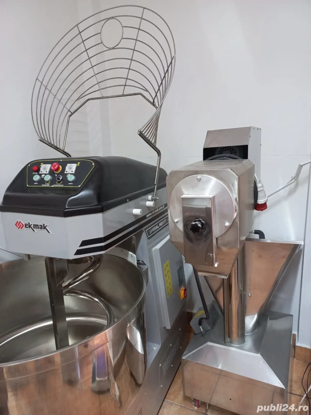 Vând său închiriez linie completă de panificație și patiseriei 320buc  h. 25 000. Euro 