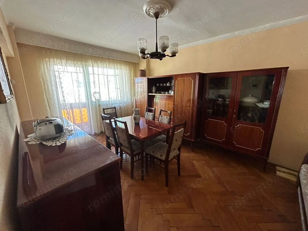Apartament 3 camere, etaj 3 - zona Cetate