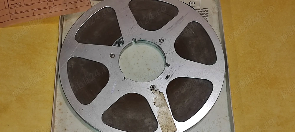 Cutie SCOTCH. rola metalica ( prinde magnetul ) 27 cm cu banda pt. magnetofon an 1967 scrie pe bon