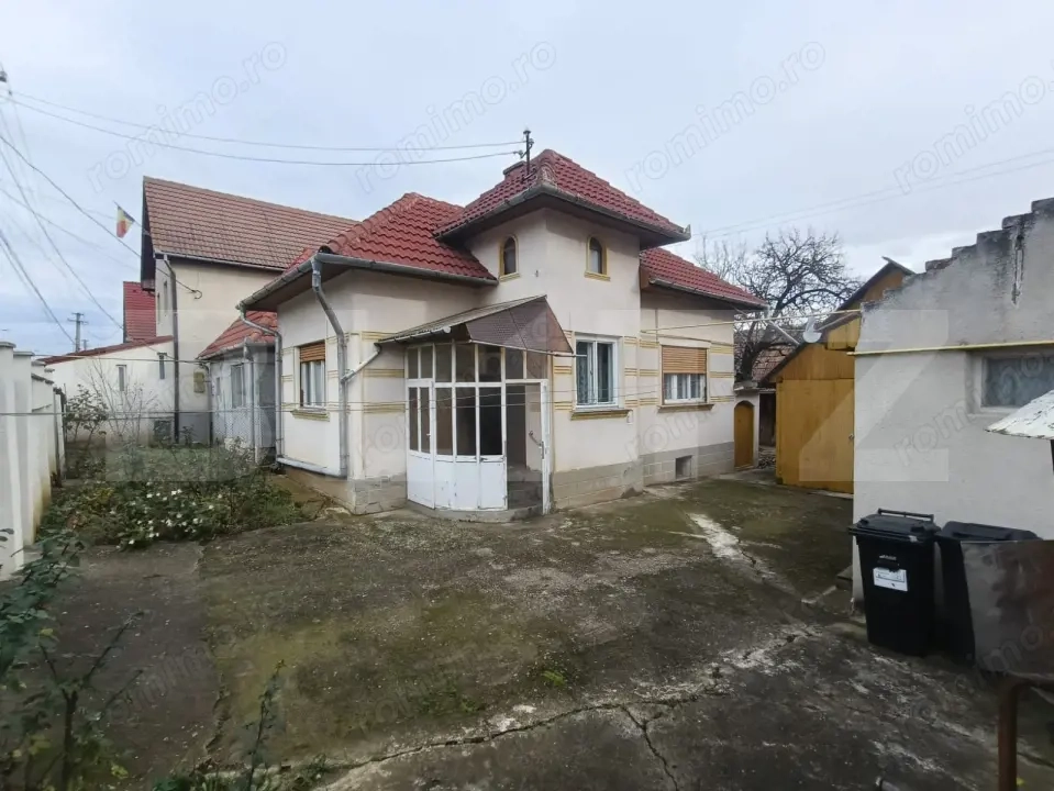 Casă 50 mp cu 2 camere + anexă, garaj și teren 719 mp zona Lidl
