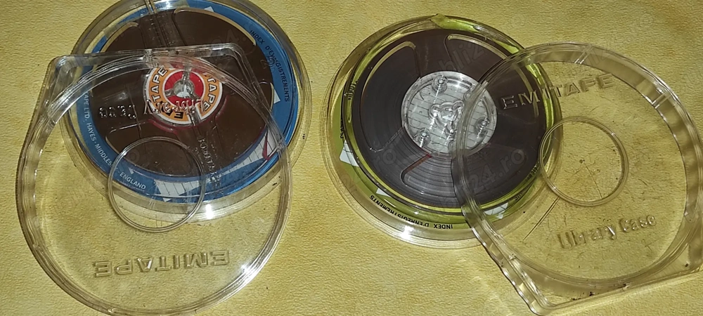 2 role cu banda pt. magnetofon + carcase emitape diametrul la rola 10 cm 