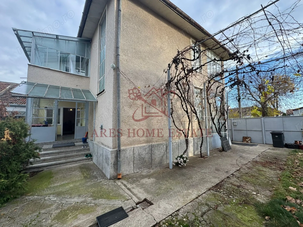 Investiție cu potențial: 2 apartamente + mansardă – Comison 0