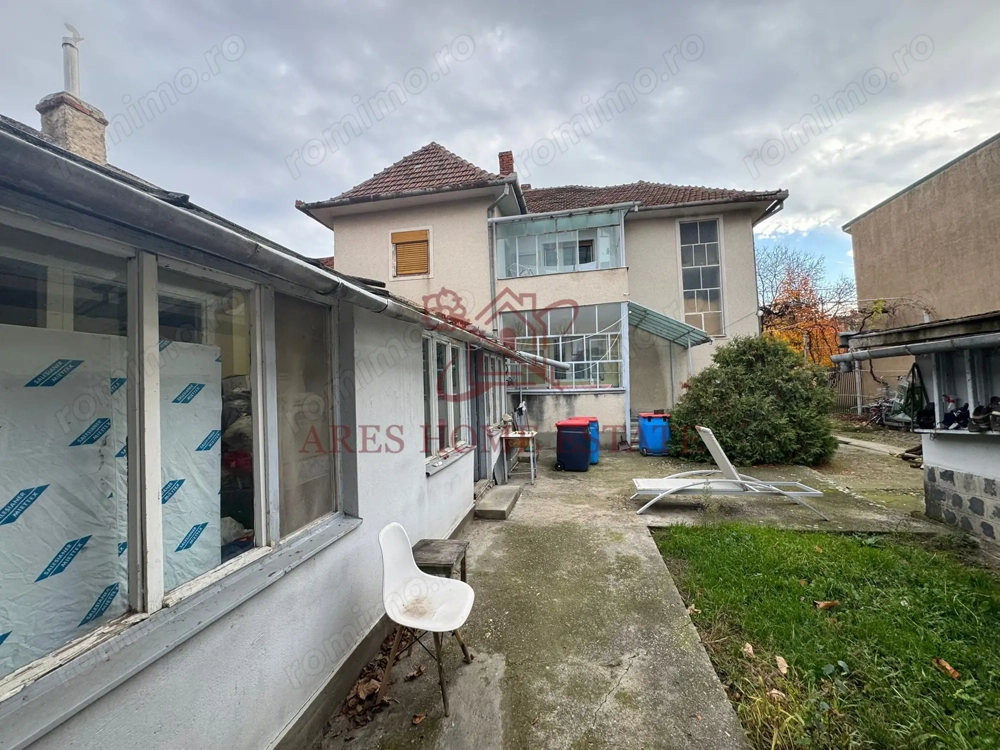 Investiție cu potențial: 2 apartamente + mansardă – Comison 0