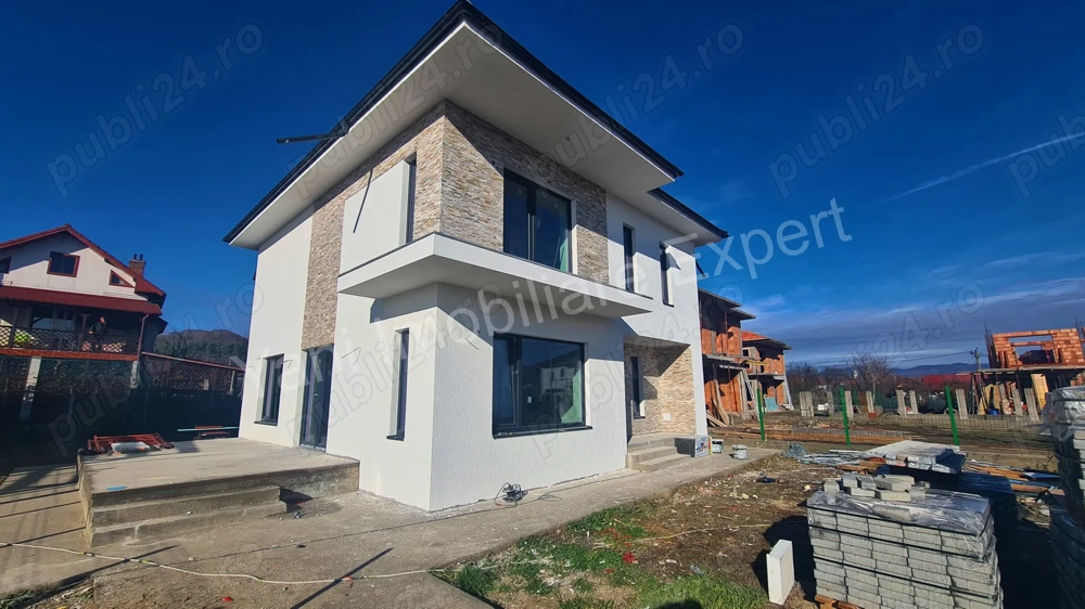 Casă nouă de vânzare în Curtea de Argeș.