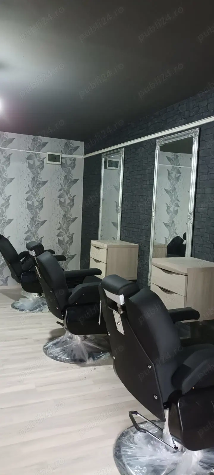 Vând 3 scaune de frizerie ,1 scafă