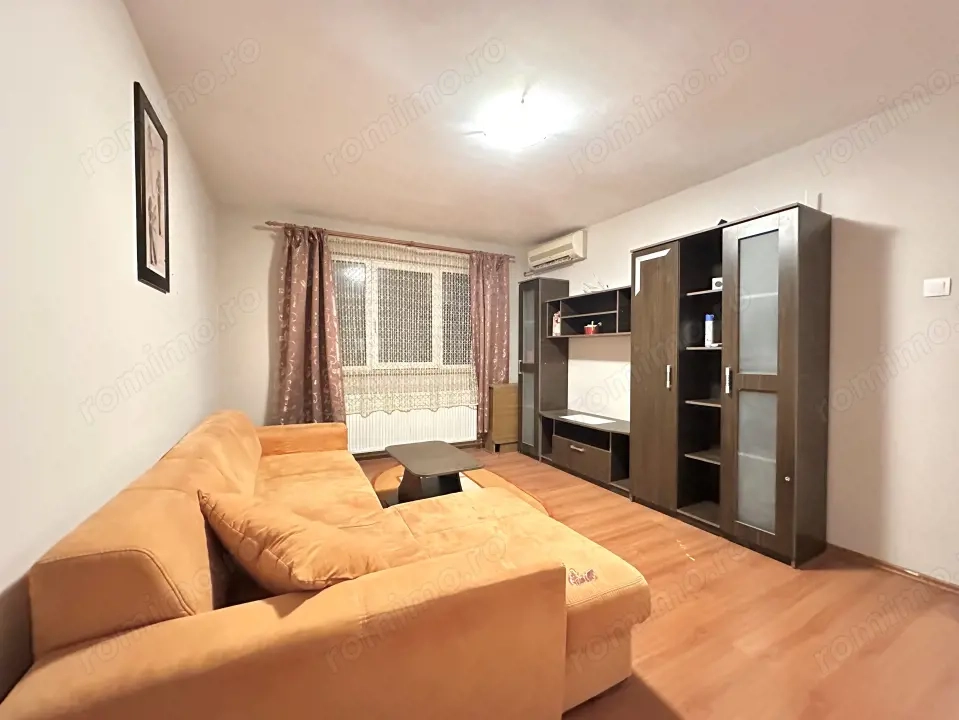 Apartament spatios, 3 camere, etajul 3 - zona Cetatii