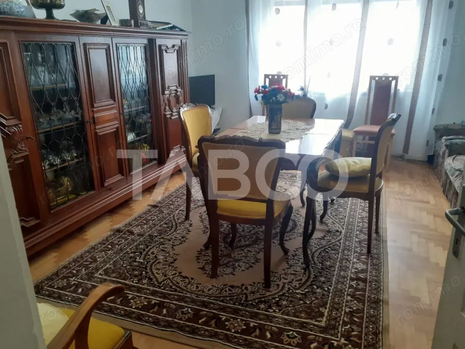 Casa 6 camere 2 bai curte si gradina 400 mp panouri fotovoltaice 