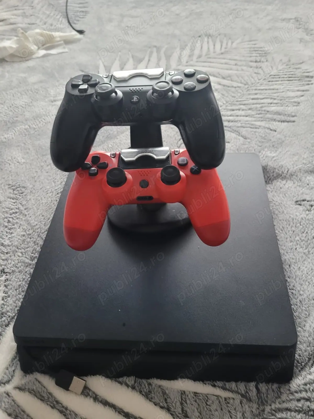 Vând ps4 slim 2 manete,stație de încarcare,9 jocuri 