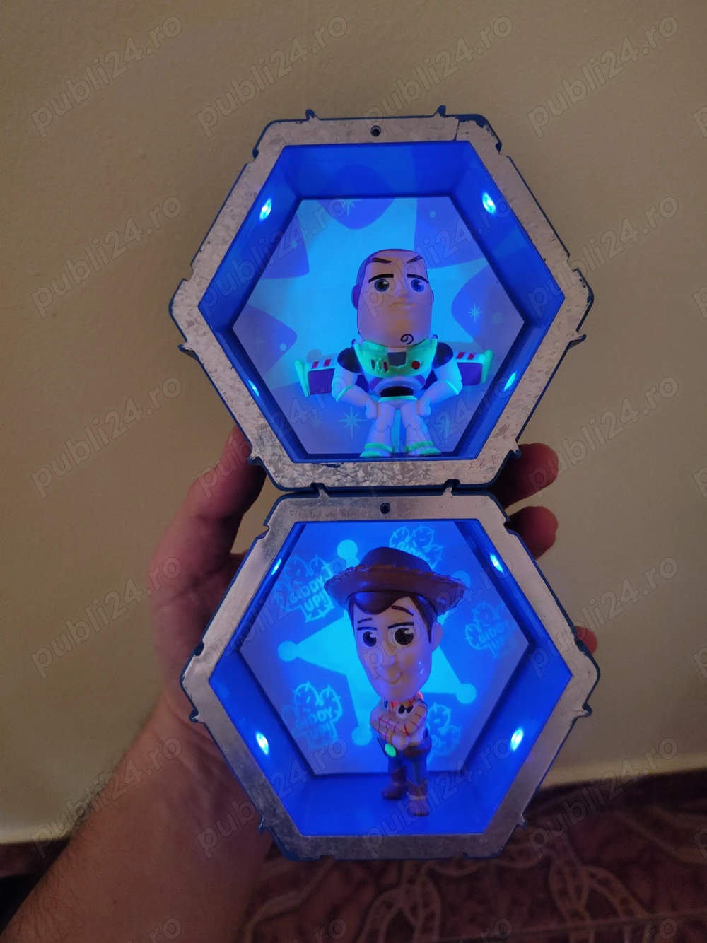 2 x Figurine Toy Story în suporturi modulare și luminoase!