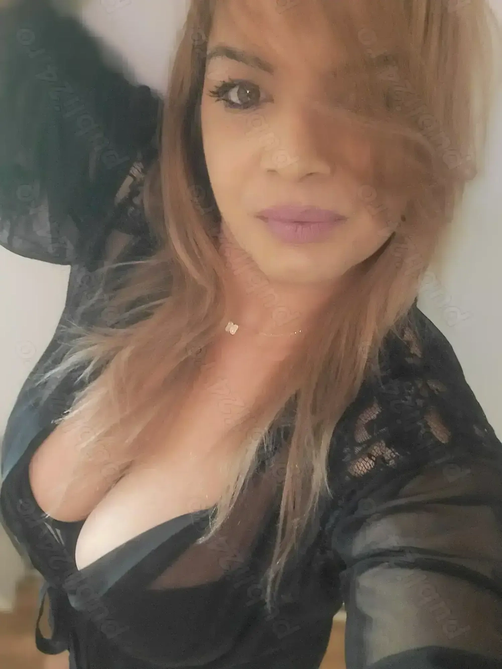 Blonda    fără graba fără fițe  Noua  la voi 