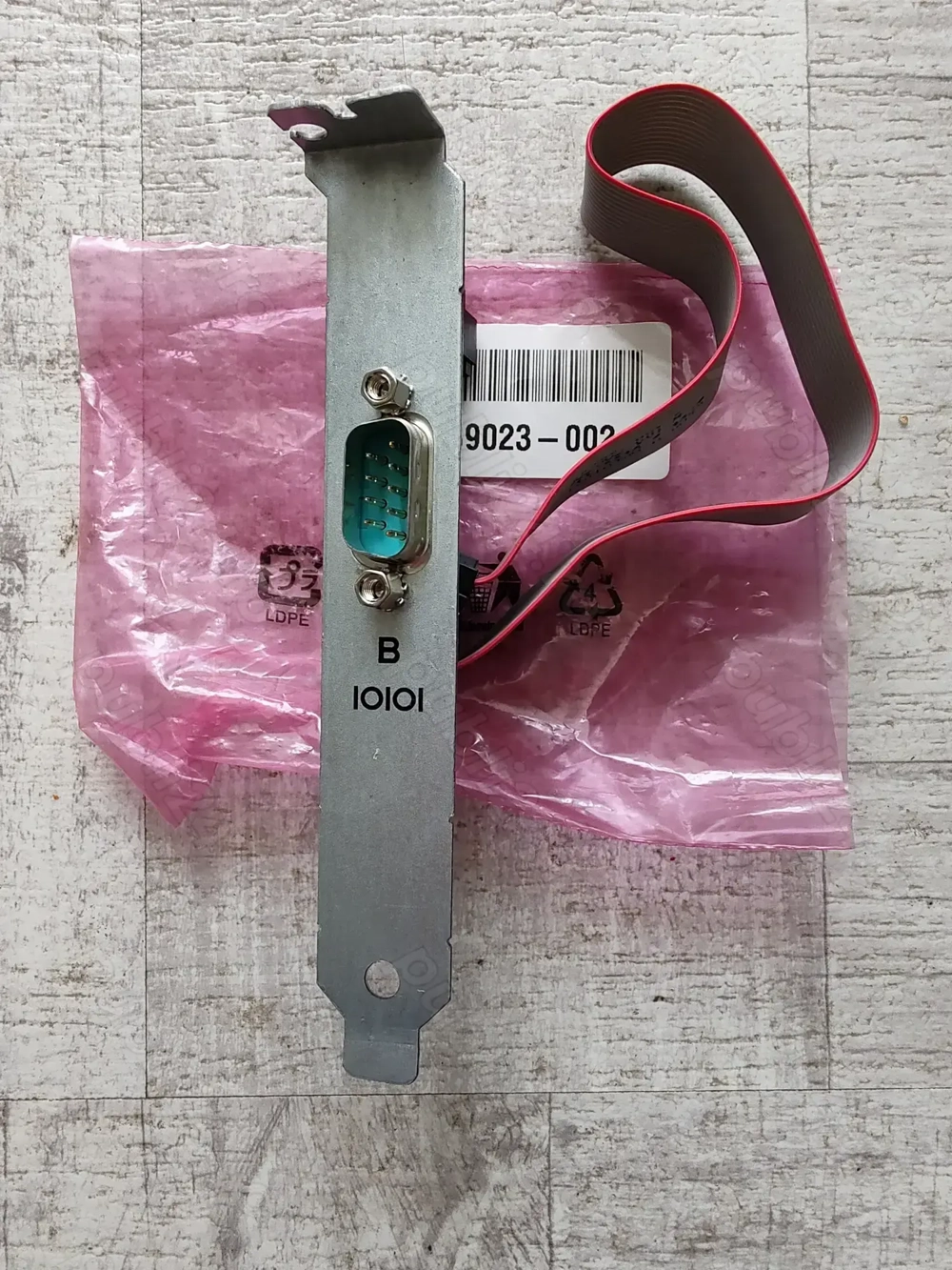 Port serial cu bracket și cablu 15 pini. Produs original HP 389023-002.