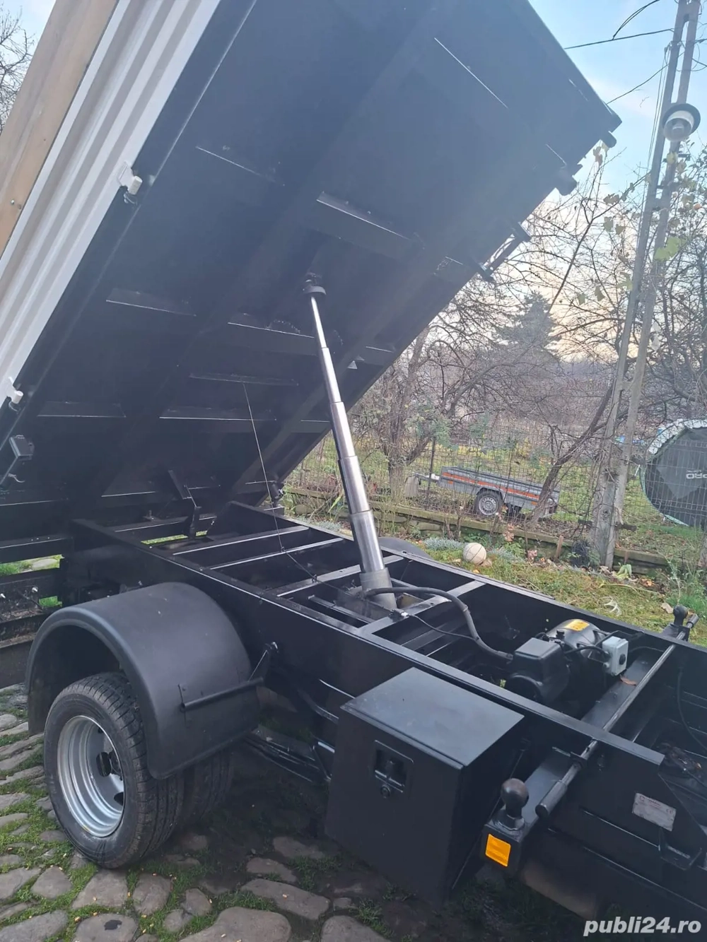 Vand autoutilitară basculabilă trilateral 