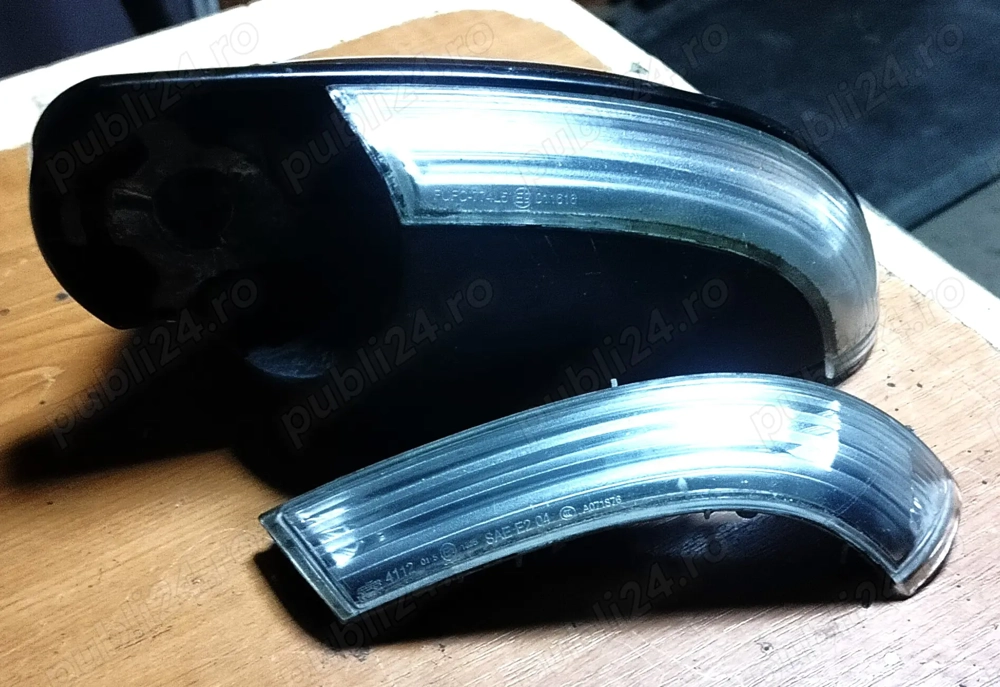 Oglinda lateral partea stinga si semnalizator pe suport oglinda ,semnal de întoarcere parte stinga