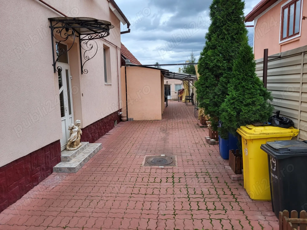 Vand casa cu piscina interioara