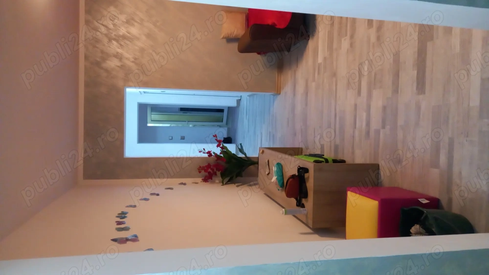 Apartament decomandat la parter cu trei camere. 