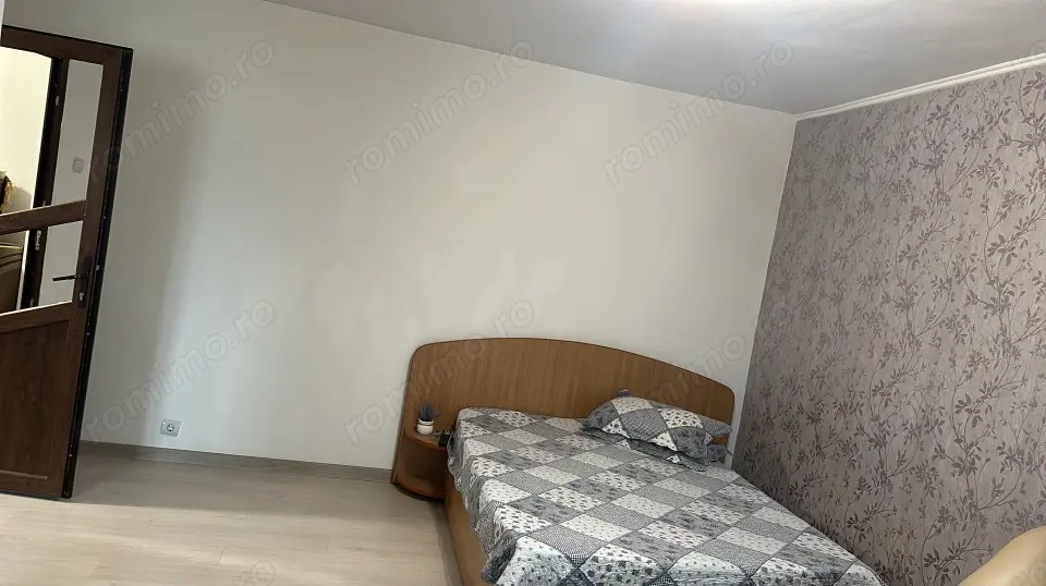 Vând apartament central Strehaia 