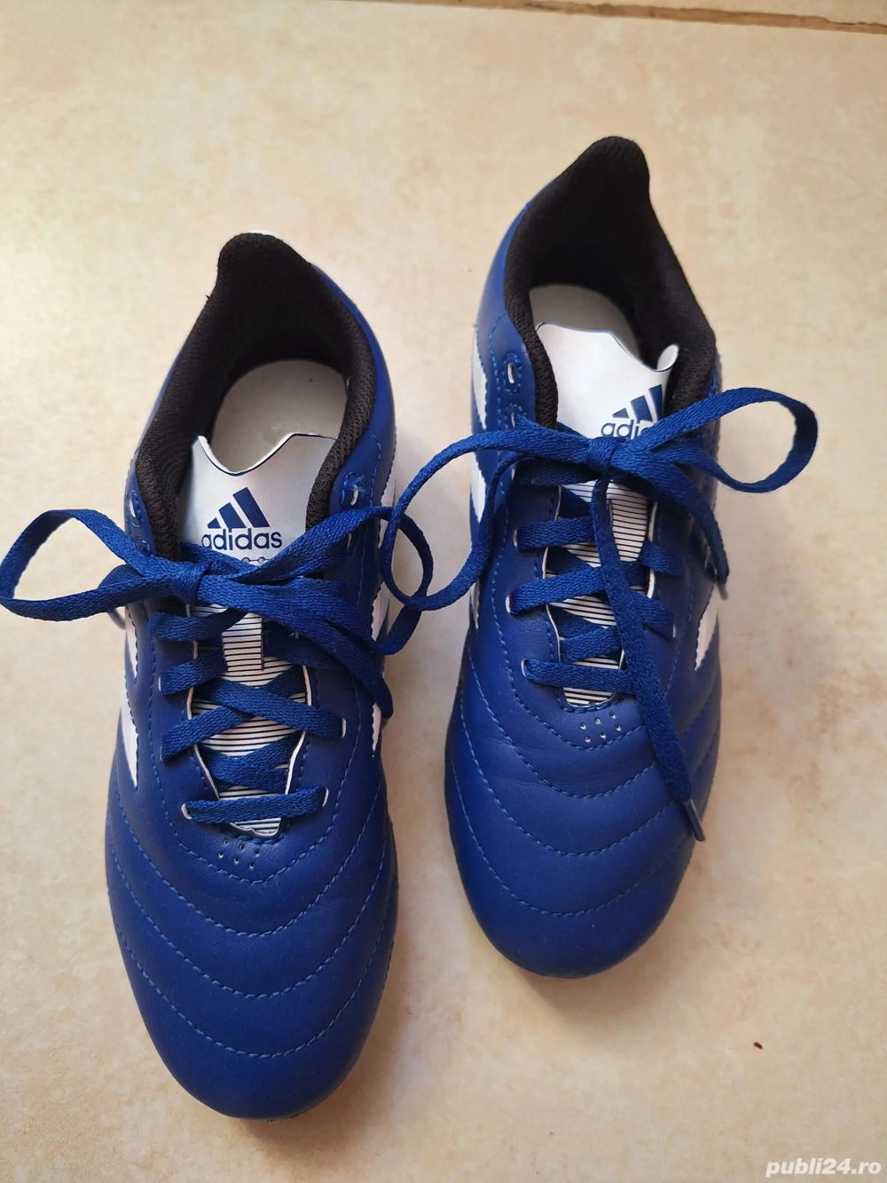 Vând adidași fotbal