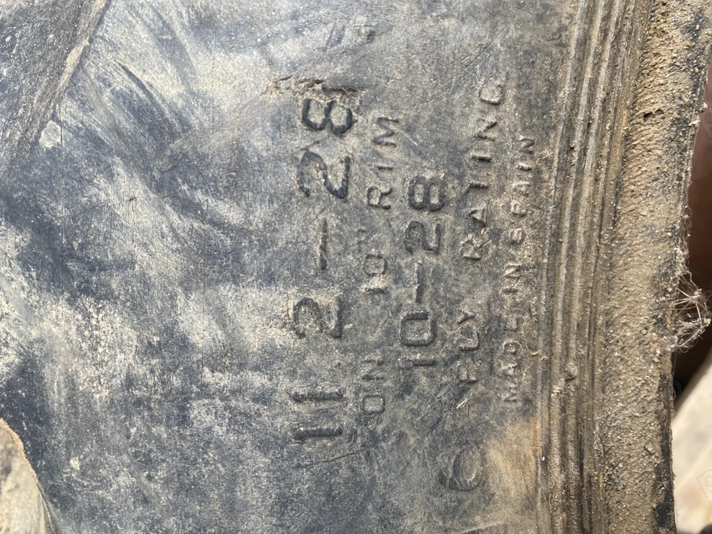 Vând cauciucuri tractor 11.2 28